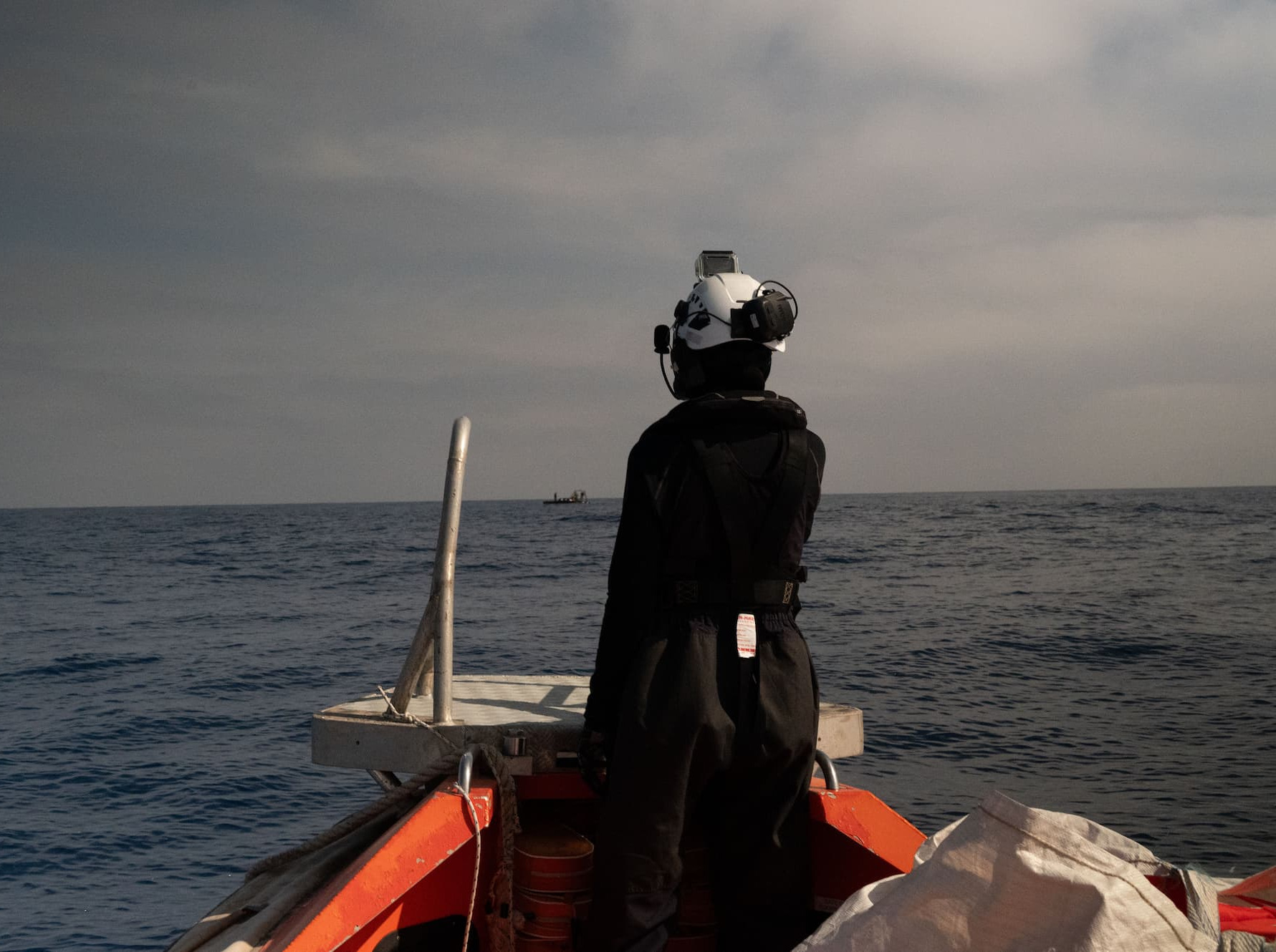 Morgendämmerung, 11. Mai: Unsere Crew entdeckt ein Boot in Seenot, informiert die Behörden und leitet eine Rettung ein. Foto: Leo Spartacus
